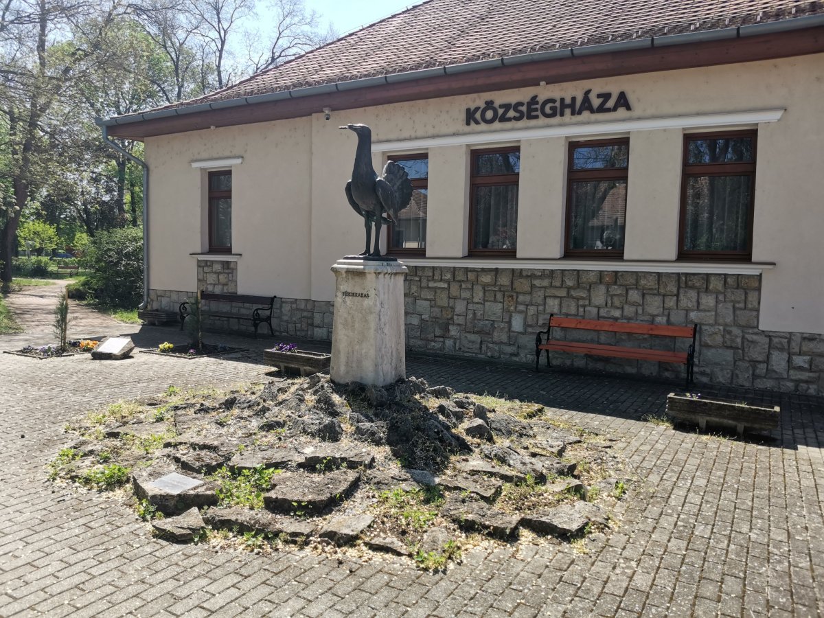 túzok szobor